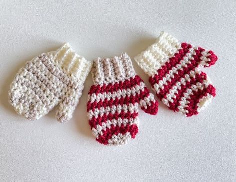 Crochet Mitten Decoration, Mini Mittens Crochet, Crochet Mini Ornaments, Crochet Pinecone, Crochet Angel Wings, Mitten Garland, Lightbulb Ornaments, Diy Mittens, Crochet Baby Mittens