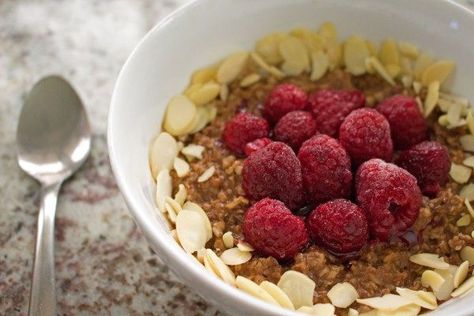 This yummy and low FODMAP raspberry chocolate almond oatmeal bowl is a healthy and balanced breakfast! Fodmap Elimination Phase, Savory Porridge, Almond Oatmeal, Fodmap Breakfast, Banana Oat Cookies, Oatmeal Flavors, Low Fodmap Snacks, Fodmap Snacks, Raspberry Oatmeal