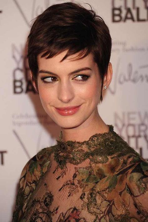 Anne Hathaway is listed (or ranked) 7 on the list Celebrities Who Dropped Out of College Anne Hathaway Short Hair, Anne Hathaway Pixie, Anne Hathaway Hair, Haircuts 2014, Super Short Haircuts, Short Celebrities, Celebrity Short Hair, Pixie Crop, City Ballet