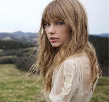 Taylor Swift Taylor Swift Safe And Sound, Taylor Swift Music Videos, Blonde Bangs, Straight Bangs, Safe And Sound, Taylor Swift Music, Taylor Swift Red, Trendy Hair Color, Red Hair Color