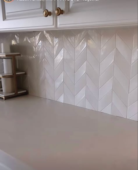 Pretty Backsplash Kitchen, Nude Kitchen Ideas, Fun Kitchen Backsplash Ideas, Pearl Backsplash Kitchen, Clean Aesthetic Home, Aesthetic Home Interior, Kitchen Backsplash Tile, Kitchen Backsplash Designs, Backsplash Designs