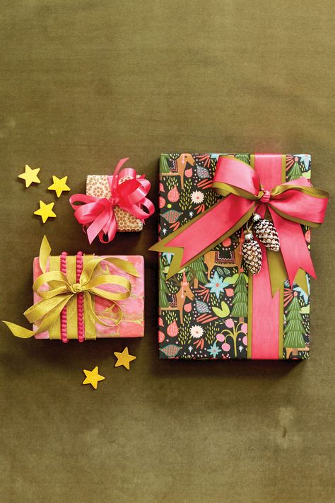 Present Decoration Ideas, Colorful Gift Wrapping Ideas, Cute Christmas Packaging, Christmas Gift Topper Ideas, Colourful Christmas Wrapping, Bow On Present, Gift Bow Ideas, Christmas Gift Wrapping Colorful, Bright Christmas Wrapping