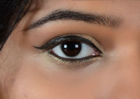 Gold Eye Makeup Tutorial - Step 7: Create An Intense Look With Kajal Oscars Makeup, Gold Eye Makeup Tutorial, Golden Eye Makeup, Golden Makeup, Green Smokey Eye, Gold Eye Makeup, Dramatic Eye Makeup, Gold Eyeshadow, Eye Makeup Steps