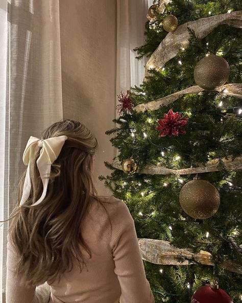 Christmas Neutral Aesthetic, Christmas Asthetics Photos, Christmas Clean Girl, Laufey Christmas, Clean Girl Christmas, Christmas Date Ideas, Winter Pfp, Date Ideas For Couples, Morning Girl