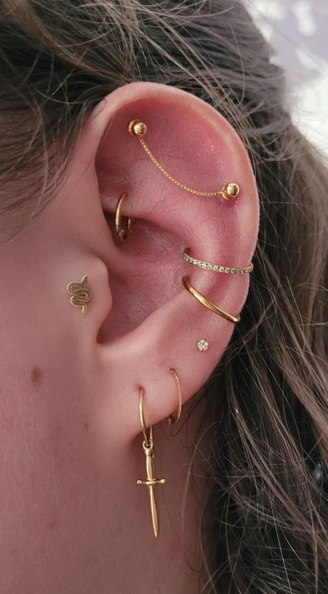 Cool Ear Piercings, Pretty Ear Piercings, Cute Ear Piercings, Bff Tattoos, Ear Style, Industrial Piercing, Stacked Earrings, Body Piercings, Ear Piercing