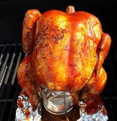 C’est le poulet le plus juteux que vous allez manger de toute votre vie… En plus, c’est super facile à faire et avouez-le, vous êtes curieux Chicken On The Grill, Can Chicken, Beer Can Chicken, Summer Cooking, Winner Winner Chicken Dinner, Summer Grilling, Canned Chicken, On The Grill, Cooking On The Grill