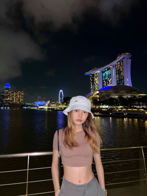 Marina Bay Sands Singapore Photography, Night Flash Photography, Baggy Dress Pants, Singapore Outfit, Marina Bay Singapore, Singapore River, Crop Top Outfit, Sands Singapore, Baggy Dresses