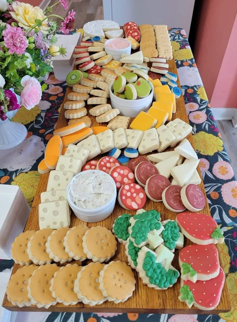 Sugar Cookie Charcuterie Board, Charcuterie Board Cookies, Charcuterie Cookies, Cookie Charcuterie Board, Cookie Charcuterie, Charcuterie Food, Farm Cookies, Cupcake Cake Designs, Food Artists