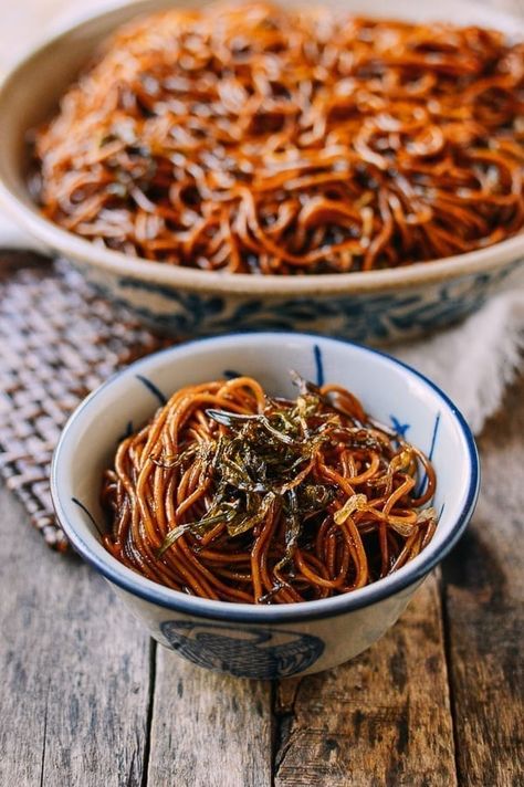 Shanghai Scallion Oil Noodles (Cong You Ban Mian) - The Woks of Life Pasta Mexicana, Chinese Pasta, Shanghai Noodles, Chinese Noodle Dishes, Scallion Oil, Shanghai Food, Oil Noodles, Sichuan Food, Wok Of Life