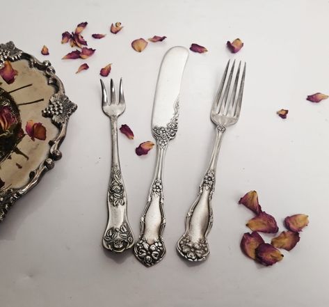 Retro Kitchenware, Butter Knife, Vintage Character, Cutlery Set, Beautiful Vase, Bud Vases, Vintage Ceramic, Vintage Charms, Floral Motif