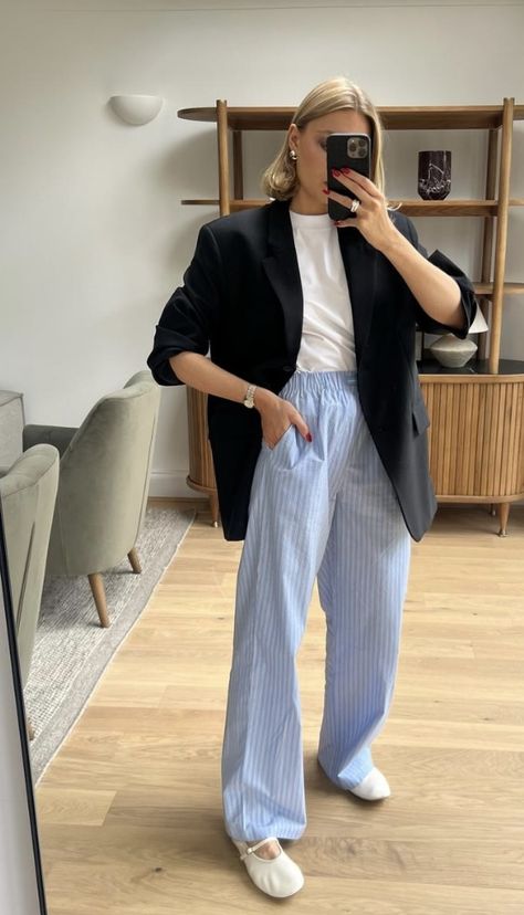 Spring Copenhagen Style, Hot Day Office Outfit, Pijama Pants Outfit, Chill Work Outfit, Square Pants Outfit Casual, Light Blue Trousers Outfit, Outfits Work Casual, Capsule Style, Minimalist Wardrobe Capsule