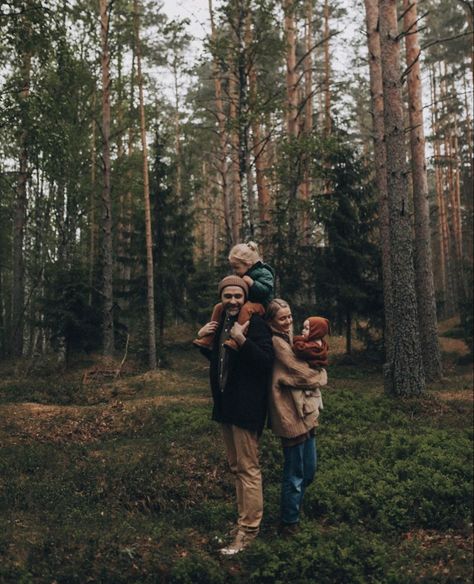 Photoshoot Fall Family, Fall Forest Photoshoot Family, Fall Woods Photoshoot Family, Family Pine Tree Photos, Woodland Family Photos, Rock Family Photoshoot, Cozy Cabin Family Photoshoot, Pacific Northwest Family Photos, Cold Family Photoshoot