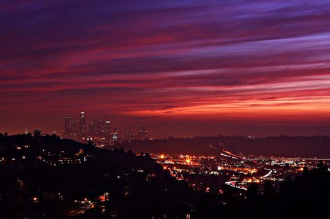 America Continent, Los Angeles Sunset, Summer Tumblr, Los Angeles Skyline, Colorful Sunset, Sunset Clouds, Light Trails, Sky Pictures, Night Scenery