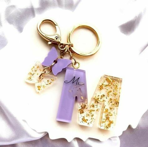 Resin Pendant Diy, Resin Art Canvas, قلادات متدلية, M Wallpaper, Lip Wallpaper, Blue Keychain, Diy Resin Projects, Resin Jewelry Diy, Pretty Phone Cases