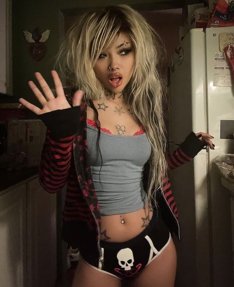 Rave Fit, Photographie Portrait Inspiration, Gyaru Fashion, Scene Kids, Poses Reference, 2000s Fashion Outfits, Human Poses, The Perfect Guy, Reference Photos