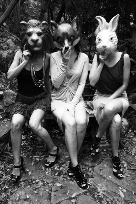 Mask Photography, Creepy Vintage, Animal Masks, Art Brut, Foto Art, Animal Heads, Jolie Photo, Weird Animals, Dark Art