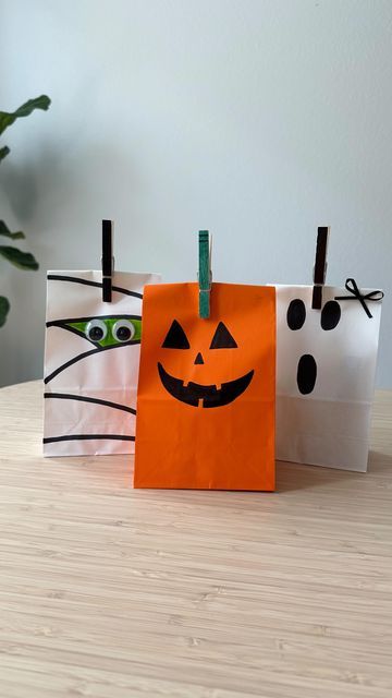 l i n z y ✌🏼 on Instagram: "Halloween treat bag idea 👻🎃 These can be filled with treats for the classroom, candy or fun little inexpensive toys. You can write the kiddos names on the clothespins if needed too!   #diytreatbag #halloweenideas #halloween2024 #teacherideas #teacherhacks #spooky #craftymama #diymama" Trick Or Treat Basket Diy, Trick Or Treat Bag Ideas, Halloween Candy Bag Ideas, Halloween Treat Bags Diy, Diy Treat Bag, Halloween Trick Or Treat Bags, School Festival, Diy Halloween Treats, Halloween Gift Bags