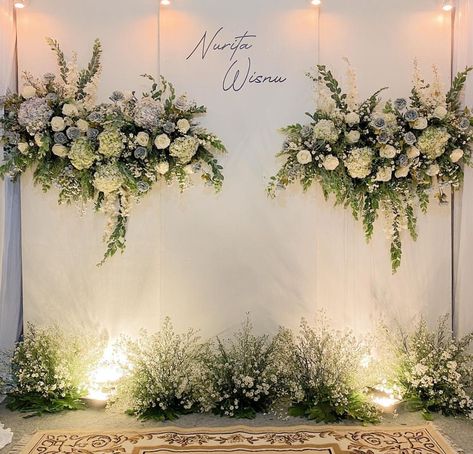 Wedding Stage Minimalist, Backdrop Floral Arrangements, Dekor Tunangan Simple, Dekor Nikah Simple, Simple Photobooth Backdrop, Dekor Engagement Simple, Simple Engagement Backdrop, Wedding Stage Backdrop Simple, Backdrop Wedding Simple