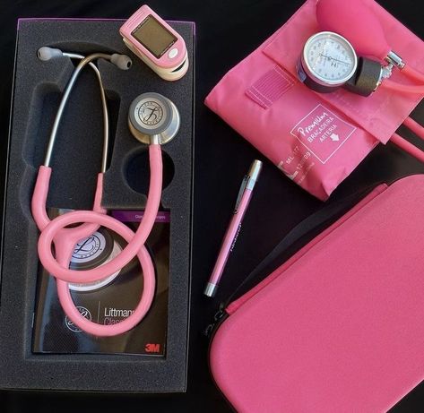 Medical Assistant Aesthetic Pink, Pink Sthetoscope Aesthetic, P3k Aesthetic, Nursing School Aesthetic Pictures, Nurse Vision Board Pictures, Pink Stethoscope Aesthetic, Nurse Asthetics, Rich Nurse Aesthetic, Postpartum Nurse Aesthetic