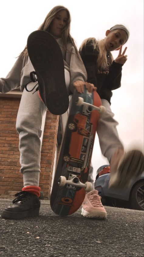 Foto Best Friend, Skateboard Photos, Photos Bff, Bestie Pics, Skate Girl, Skater Girl Outfits, Best Friend Photography, Best Friend Poses, Best Friend Photoshoot