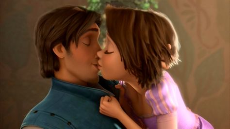 Rapunzel & Flynn <3 Rapunzel Short Hair, Rapunzel Y Flynn, Couple Disney, Disney Kiss, Couples Disney, Tangled Movie, Kiss Cam, Movie Kisses, Rapunzel And Flynn