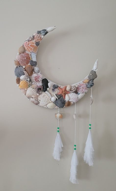 Craft Ideas Using Sea Shells, Shell Projects Seashells, Diy Sea Shell Decor Craft Ideas, Sea Shells Decor Ideas, Half Moon Wall Decor, Sea Shells Ideas, Easy Seashell Crafts, Shell Art Work, Sea Shell Diy Decor Wall Art