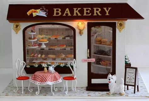 ♡ Book Nook Bakery, Dolls House Room Box Ideas, Miniature Room Boxes, Miniature Sweet Shop, Dollhouse Bakery Shop, Miniature Cafe, Room Box Miniatures, Miniature Bakery, Barbie Diorama