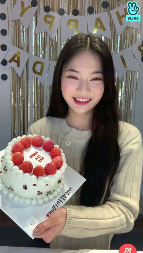 Kpop Idol Birthday Cake, Kpop Idols Birthday, Cute Birthday Cakes, Cute Birthday, Airport Style, Birthday Photos, Kpop Idols, Birthday Girl, Kpop Idol