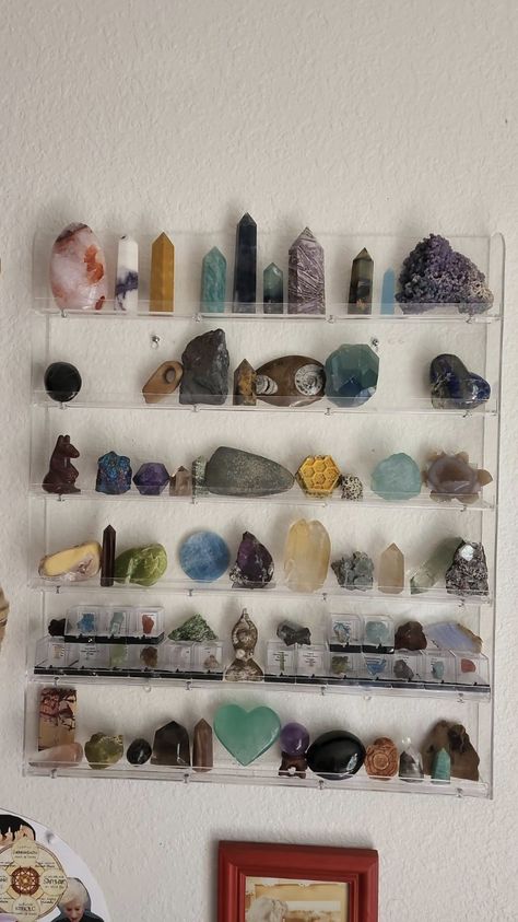 Rock Collection Wall Display, Rock Shelf Display, Stone Collection Display Ideas, Rock And Gem Display, Diy Rock Collection Display, Rock Storage Ideas, Home Crystal Display, Crystal Storage Display, Crystals Organization