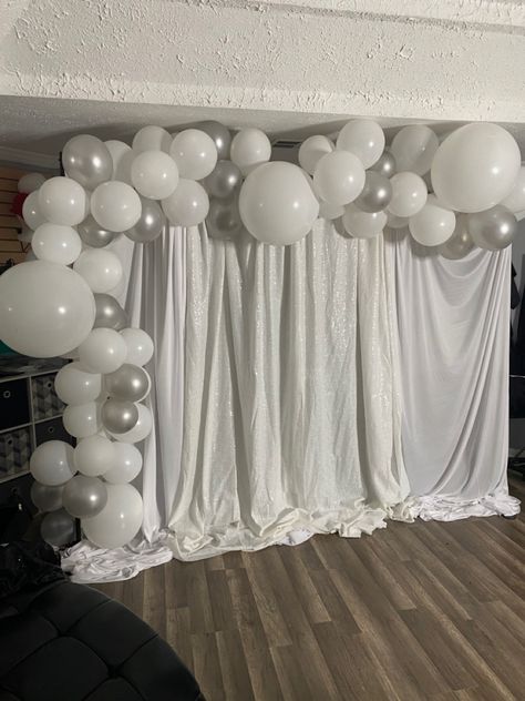 White Winter Photo Backdrop, Silver And White Anniversary Decorations, Pearl White Party Decorations, Silver Soiree Party, White And Silver Photo Backdrop, White Themed Birthday Party Decorations, Matric Dance Backdrop Ideas, Winter Formal Backdrop Ideas, White And Silver Bridal Shower Ideas