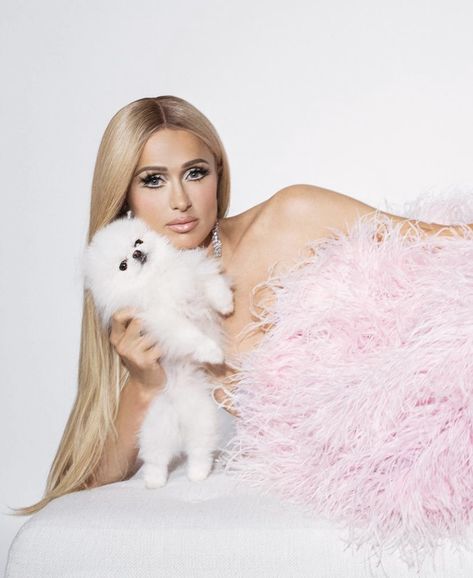 Paris Hilton Chihuahua, Nicole Richie 2000s, Iconic Photoshoot, Paris Hilton And Nicole Richie, Celebrity Icons, Model Inspo, Nicole Richie, Jet Setter, Girl Blog