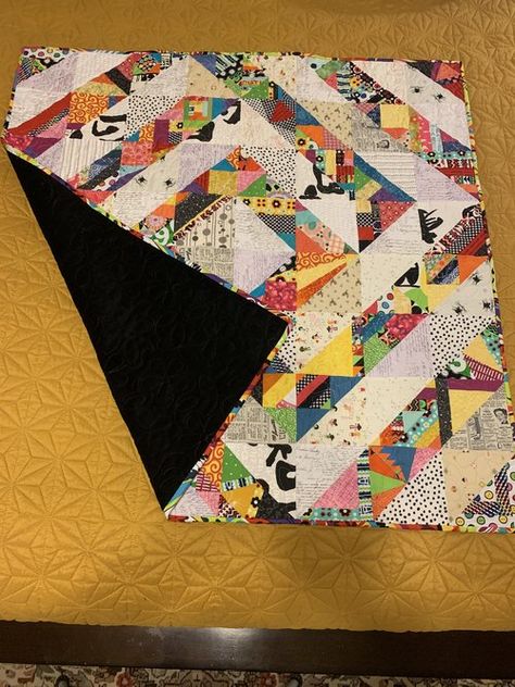 Over 40 Scrappy HST Triangle Quilt Layout Ideas! Hst Quilt Patterns Layout, Quilt Layout Ideas, Hst Quilt Patterns, Hst Quilt, Flying Geese Quilt, Half Square Triangle Quilts, Similarities And Differences, Half Square Triangle, Triangle Quilt