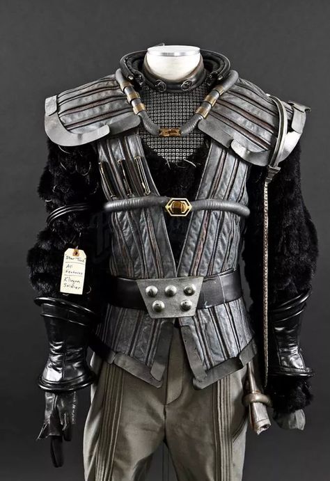 Klingon Klingon Warrior, Trek Outfits, Star Trek Outfits, Star Trek Fashion, Star Trek Costumes, Klingon Empire, Star Trek Klingon, Star Trek Costume, Star Trek Uniforms