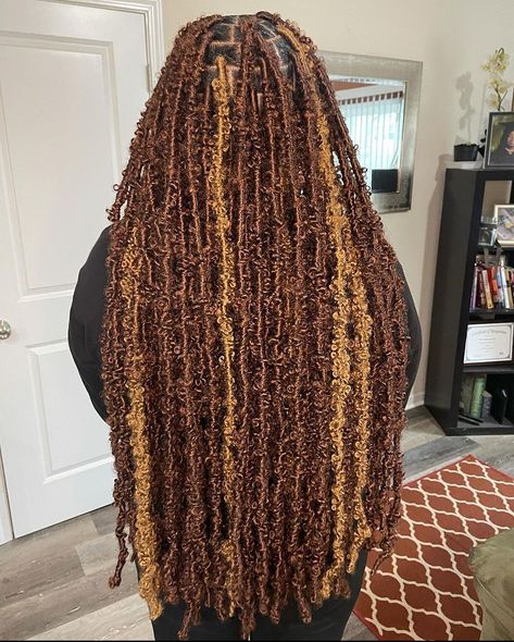 Color 27 And 30 Soft Locs, Soft Locs Honey Blonde, Highlight Soft Locs, Peekaboo Locs Brown, Honey Locs Black Women, Soft Locs Color Ideas Black Women, Honey Brown Faux Locs Black Women, Honey Brown Butterfly Locs, Honey Brown Soft Locs