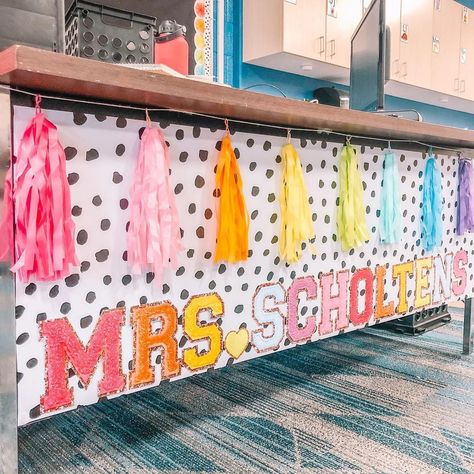 Colorful Classroom Theme High School, Kindergarten Classroom Teacher Desk, Teacher Desk Name Banner, Cricket Classroom Ideas, Teacher Kindergarten Classroom, Teacher Class Decor, Teacher Desk Garland, Classroom Cork Board, Cute First Grade Classrooms