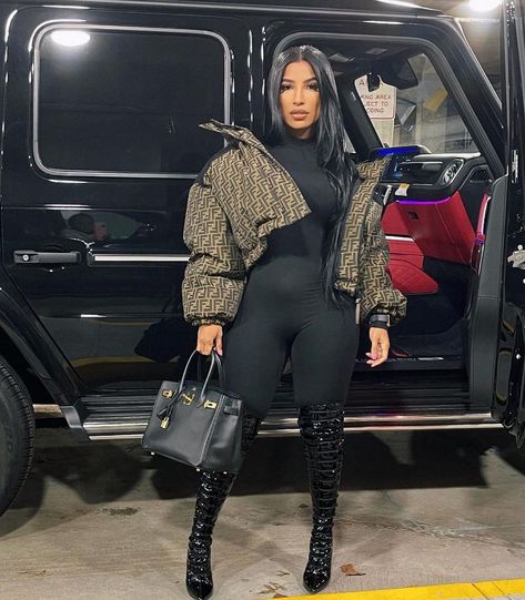 Stylishflychick on Instagram: “𝘋𝘦𝘭𝘪𝘢𝘯𝘯𝘢🖤😻💣💥💥📸✨✨✨ . . #trendylook #trendystyle #trendyclothes #trendsetters #fashionaddicts #fashionaddiction #fashionistastyle…” Jumpsuit Outfit Black, Jumpsuit Outfit, Streetwear Fashion Women, Baddie Outfits Casual, Black Beauty, Winter Fashion Outfits, Black Jumpsuit, Luxury Outfits, Cute Fashion