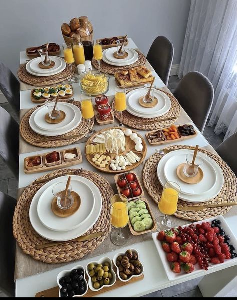 Breakfast Set Up Ideas At Home, Table Settings Rustic, سلطة البنجر, Cute Plates, Breakfast Presentation, Food Display Table, Food Set Up, Breakfast Platter, Party Food Buffet