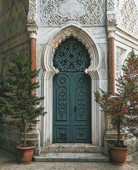 Mosque Art, Mosque Architecture, Cool Doors, Indian Architecture, Islamic Wallpaper, Unique Doors, Beautiful Doors, Old Building, Islamic Architecture