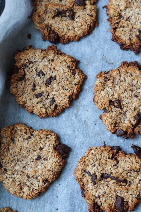 Små sunde cookies lavet med havregryn, banan og mørk chokolade. Er lavet uden æg og er derfor vegansk. Fint mellemmåltid og nemme at lave. Low Carb Brownies, Danish Food, Healthy Dessert, Going Vegan, Easy Snacks, Vegan Desserts, Healthy Desserts, Food Inspiration, Sweet Recipes