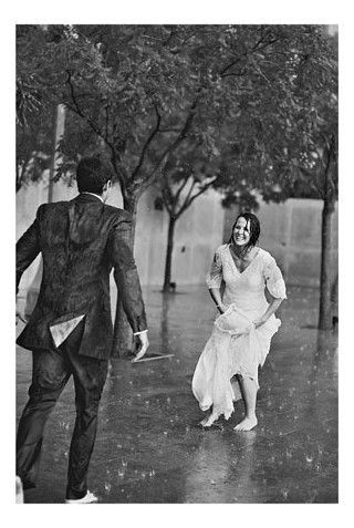 "he loved her without desperation and needs and wants. With his naked soul he loved her and..." My blog posts Pose Couple, Rain Dance, I Love Rain, Love Rain, Singing In The Rain, Walking In The Rain, What A Wonderful World, Foto Art, Dancing In The Rain