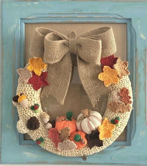 Crochet Wreath Pattern, Wreath Crochet, Crochet Pattern Halloween, Small Crochet Gifts, Fall Door Decor, Disney Diy Crafts, Crochet Wreath, Fall Crochet Patterns, Halloween Wreaths