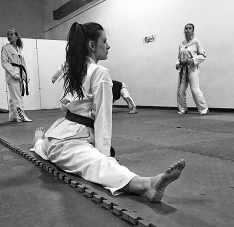 Taekwondo Split, Martial Arts Girl Aesthetic, Maddie Aesthetic, Kami Core, Accesorios Dark, Female Karate, Korean Taekwondo, Karate Picture, Martial Arts Photography