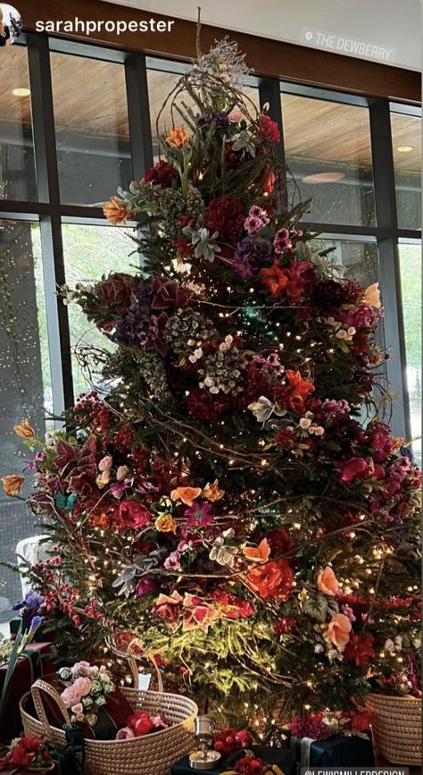 Wild Christmas Tree, Garden Themed Christmas Tree, Christmas Flower Aesthetic, Dried Flowers Christmas Tree, Frosted Christmas Tree Ideas, Autumn Christmas Tree, Christmas Tree With Flowers, Moody Christmas Tree, Unique Christmas Tree Ideas