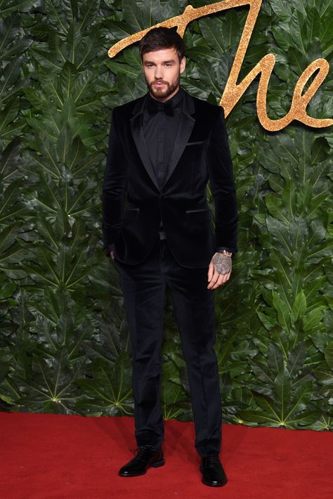 Feeling festive: Liam Payne wears a black velvet tuxedo from HUGO #PreSpring19 for the British Fashion Council #iamHUGO Black Velvet Blazer Outfit, Velvet Jacket Outfit, All Black Tuxedo, Velvet Blazer Outfit, Essentials Outfit, Black Velvet Suit, Diy Ripped Jeans, Grooms Men, Prom For Guys