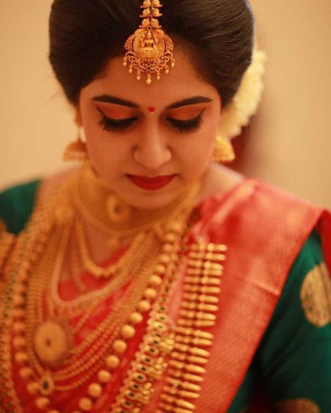 #lowerbun ❤️ Malayali Bride, Bridal Maang Tikka, Gold Jewellery India, Mang Tika, Indian Bride Makeup, Indian Wedding Bride, Kerala Bride, Kerala Wedding, Makeup Bride