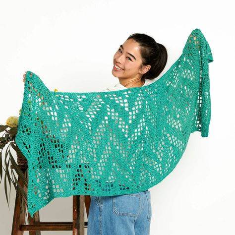 PATRÓN GRATIS Chal Gran Oleaje en Crochet Filet Crochet Shawl, Crochet Shawl Pattern, Striped Shawl, Easy Crochet Patterns Free, Shawl Crochet, Wrap Pattern, Shawl Crochet Pattern, Yarn Brands, Shawl Pattern