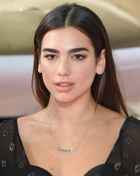 Dua Lipa💙💋💙@Electricity⚡ Dua Lipa Eyebrows, Dua Lipa No Makeup, Duo Lipa, English Singers, Eyebrow Beauty, Beauty Words, Big Ears, Hooded Eye Makeup, Chanel Beauty