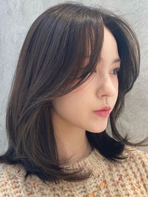 layered shoulder length hair with side bangs (curtain bangs) Korean Haircut Without Bangs, Korean Haircut Side Bangs, Korean Side Bangs Medium Hair, Korean Hair Shoulder Length, Korean Bangstyle Hair Short, Round Face Korean Haircut, Korean Hairstyle Round Faces, Side Bangs On Short Hair, Korean Haircut For Short Hair