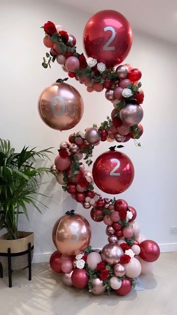 Unique Balloon Ideas, Unique Balloon Decorations, New Years Balloons, Balloon Columns Ideas, New Year Eve Decorations, New Year Decor Ideas, Balloon Sculptures Diy, Outdoor Decorations Ideas, Flower Wall Decor Diy