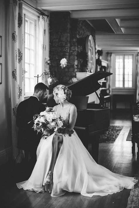 Piano Wedding Photography, Piano Engagement Photos, Grand Piano Wedding, Piano Photoshoot Ideas, Theater Photoshoot, Musician Wedding, Piano Photoshoot, Piano Wedding, Piano Photography